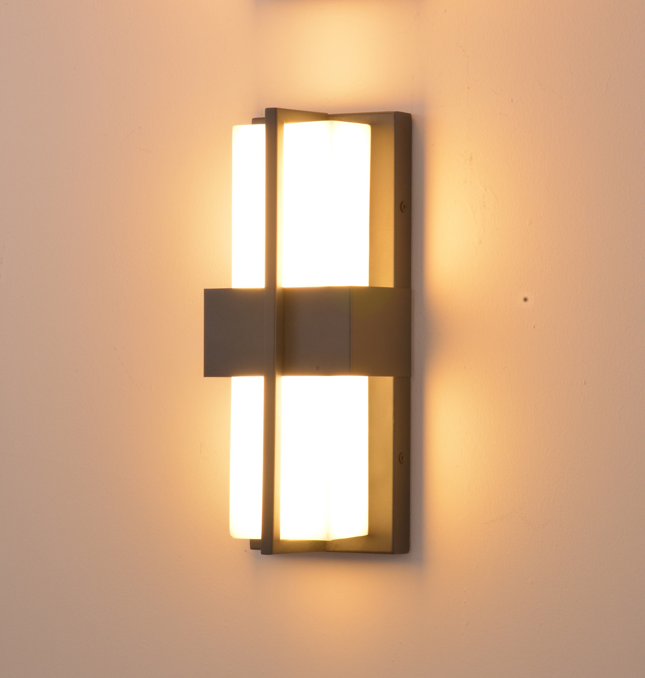 Modernong Geometric Metal Wall Sconce